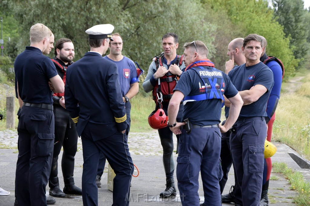 Uebung BF Taucher und Presse Koeln Zoobruecke Rhein P407.JPG - Miklos Laubert